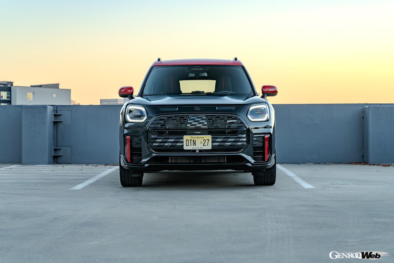 ハイパフォーマンス仕様「MINI ジョン クーパー ワークス カントリーマン」のエクステリア。