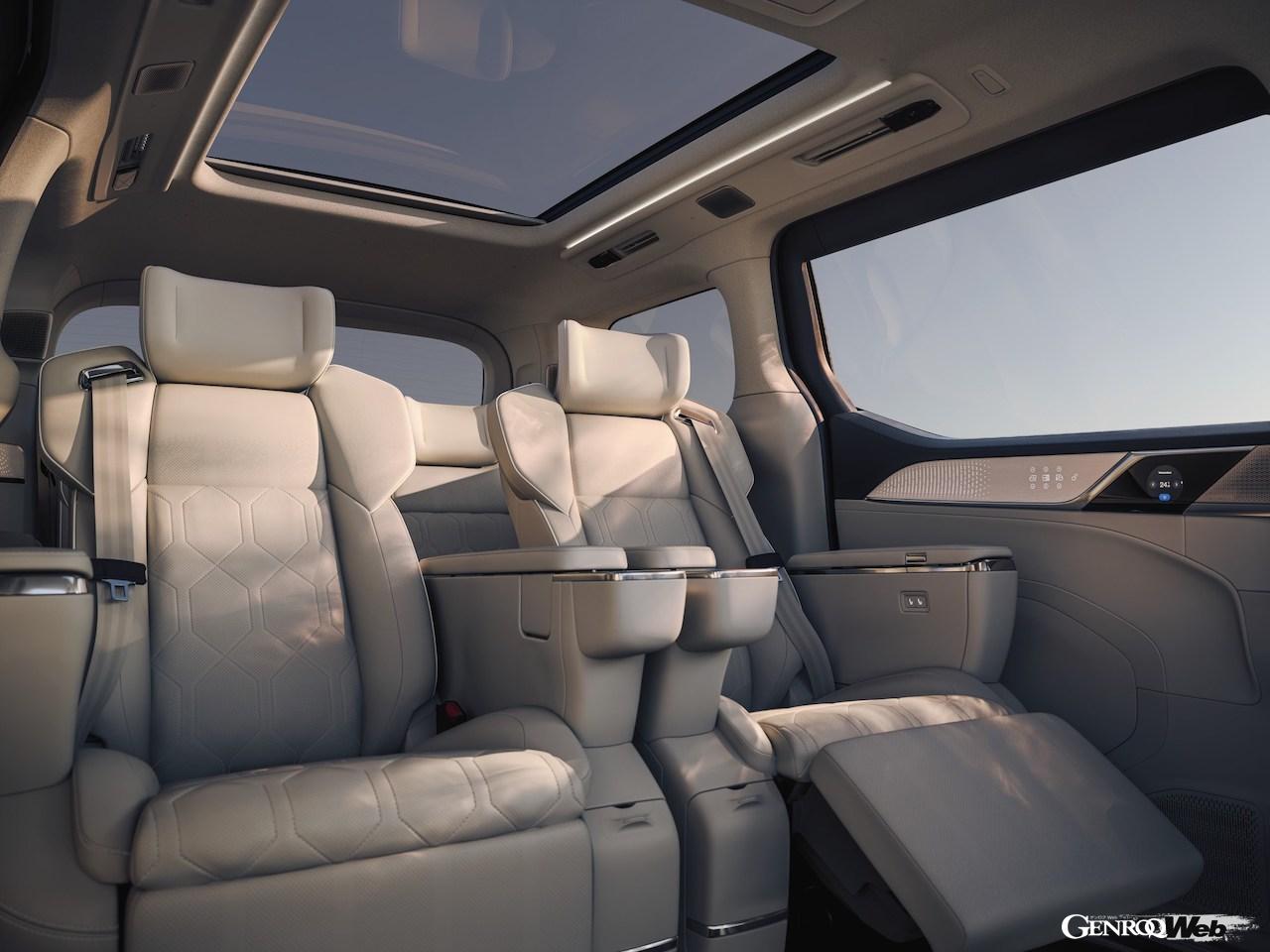 ボルボ初のフル電動マルチ・パーパス・バン「EM90」のインテリア。