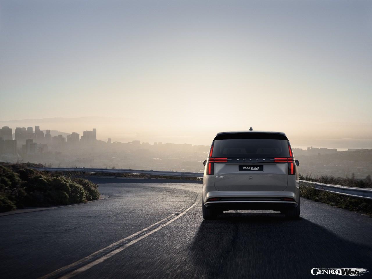 ボルボ初のフル電動マルチ・パーパス・バン「EM90」のインテリア。