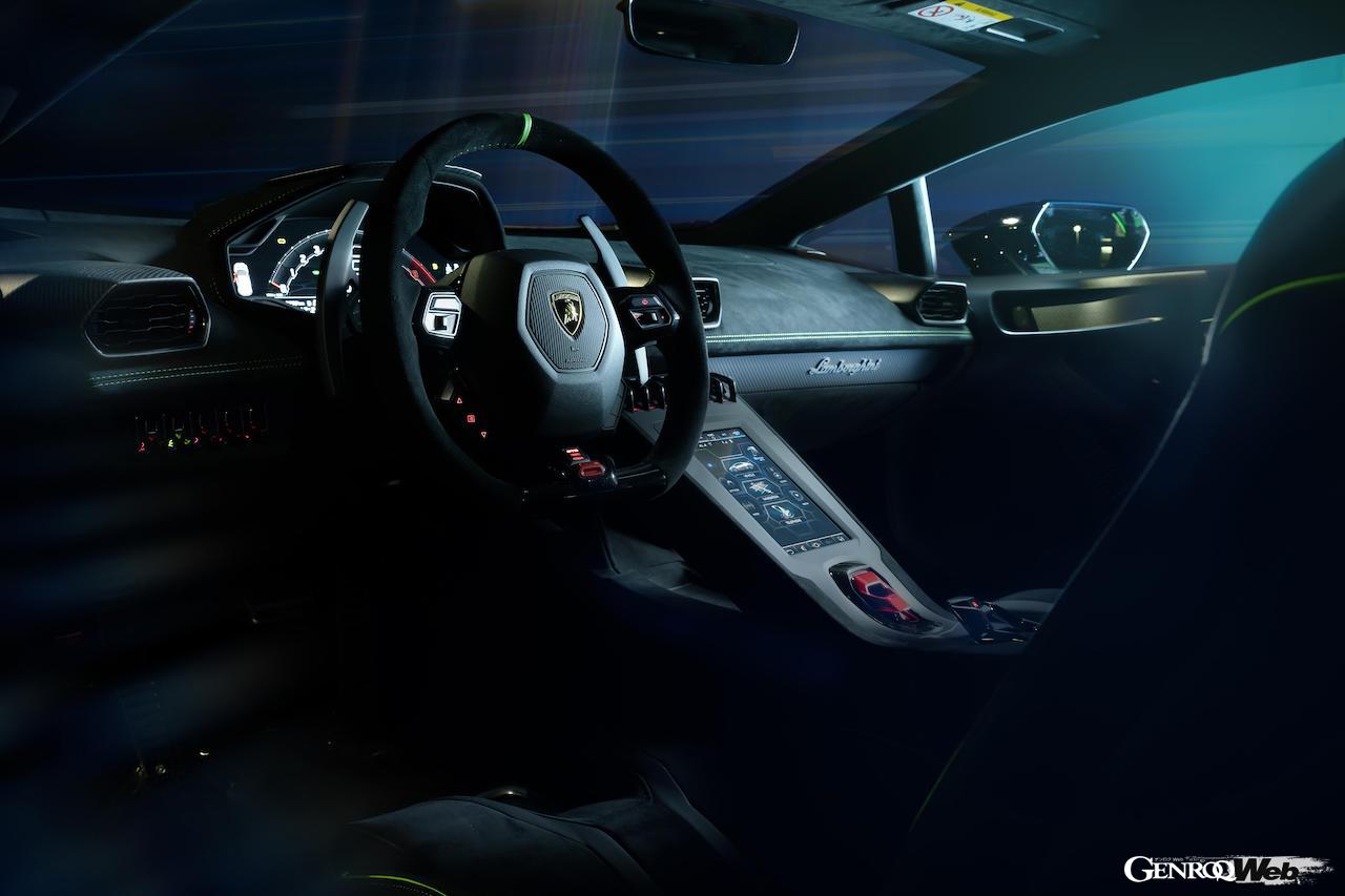 スクアドラ・コルセ10周年記念モデル「ランボルギーニ ウラカン STO SC 10° アニバーサリオ」のインテリア。