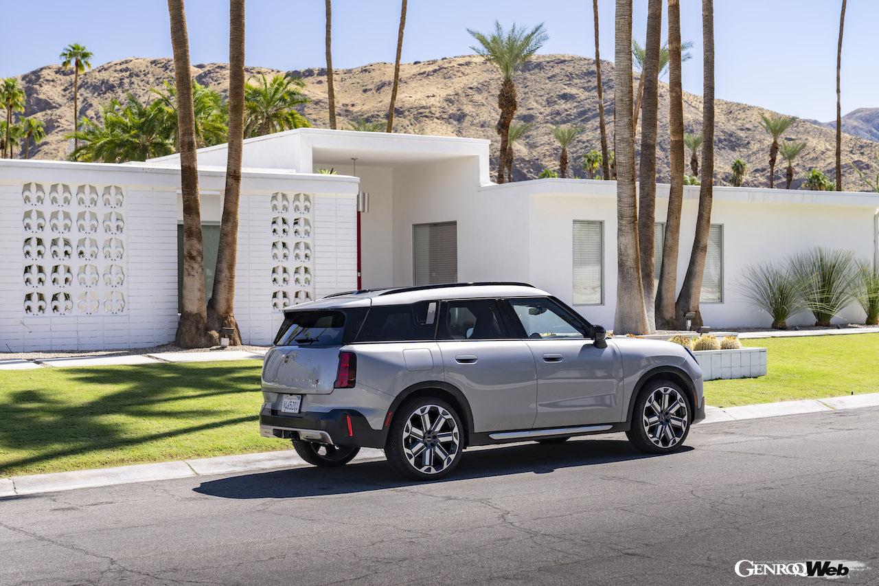 48VマイルドハイブリッドにインテリジェントなAWDを組み合わせた「MINI カントリーマン S ALL4」の走行シーン。