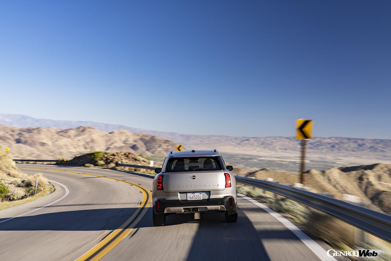 48VマイルドハイブリッドにインテリジェントなAWDを組み合わせた「MINI カントリーマン S ALL4」の走行シーン。