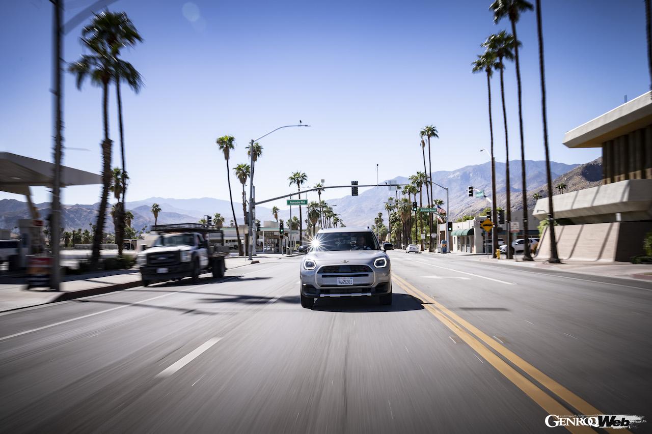 48VマイルドハイブリッドにインテリジェントなAWDを組み合わせた「MINI カントリーマン S ALL4」の走行シーン。