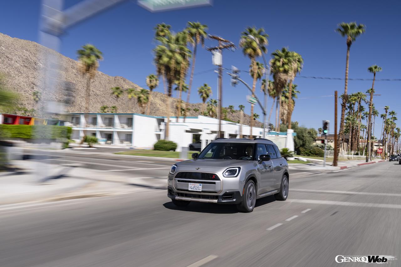 48VマイルドハイブリッドにインテリジェントなAWDを組み合わせた「MINI カントリーマン S ALL4」の走行シーン。