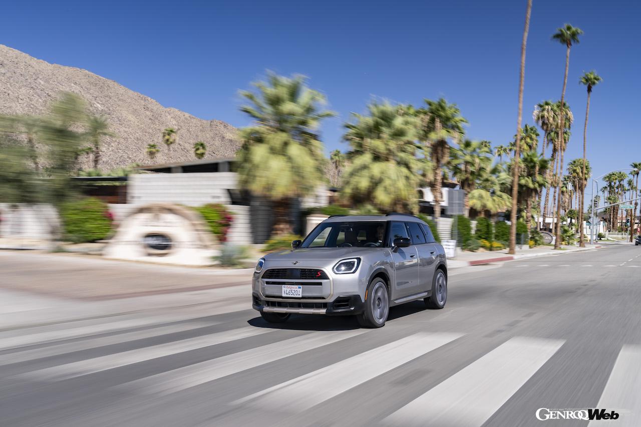 48VマイルドハイブリッドにインテリジェントなAWDを組み合わせた「MINI カントリーマン S ALL4」の走行シーン。