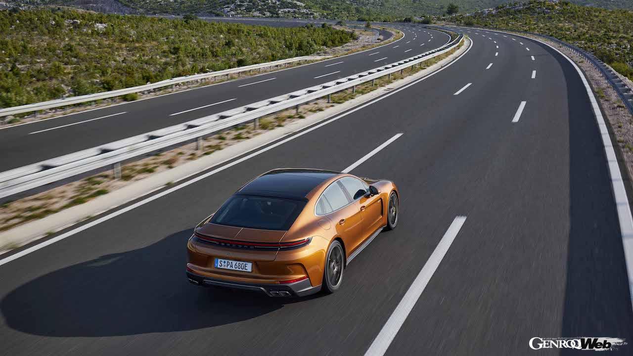 3代目へと進化を果たした新型「ポルシェ パナメーラ」の走行シーン。