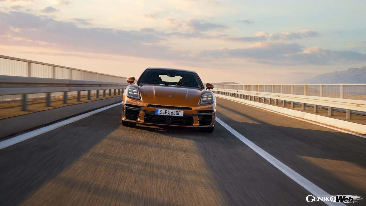 3代目へと進化を果たした新型「ポルシェ パナメーラ」の走行シーン。