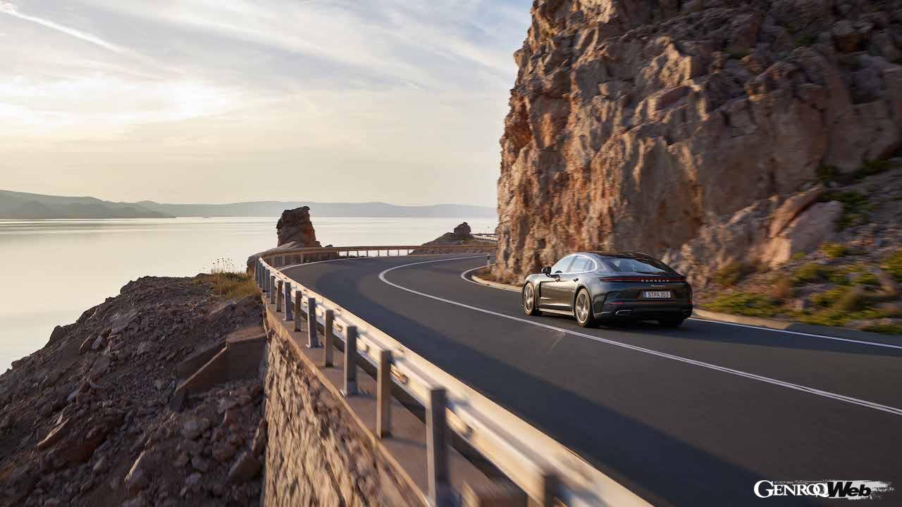 3代目へと進化を果たした新型「ポルシェ パナメーラ」の走行シーン。