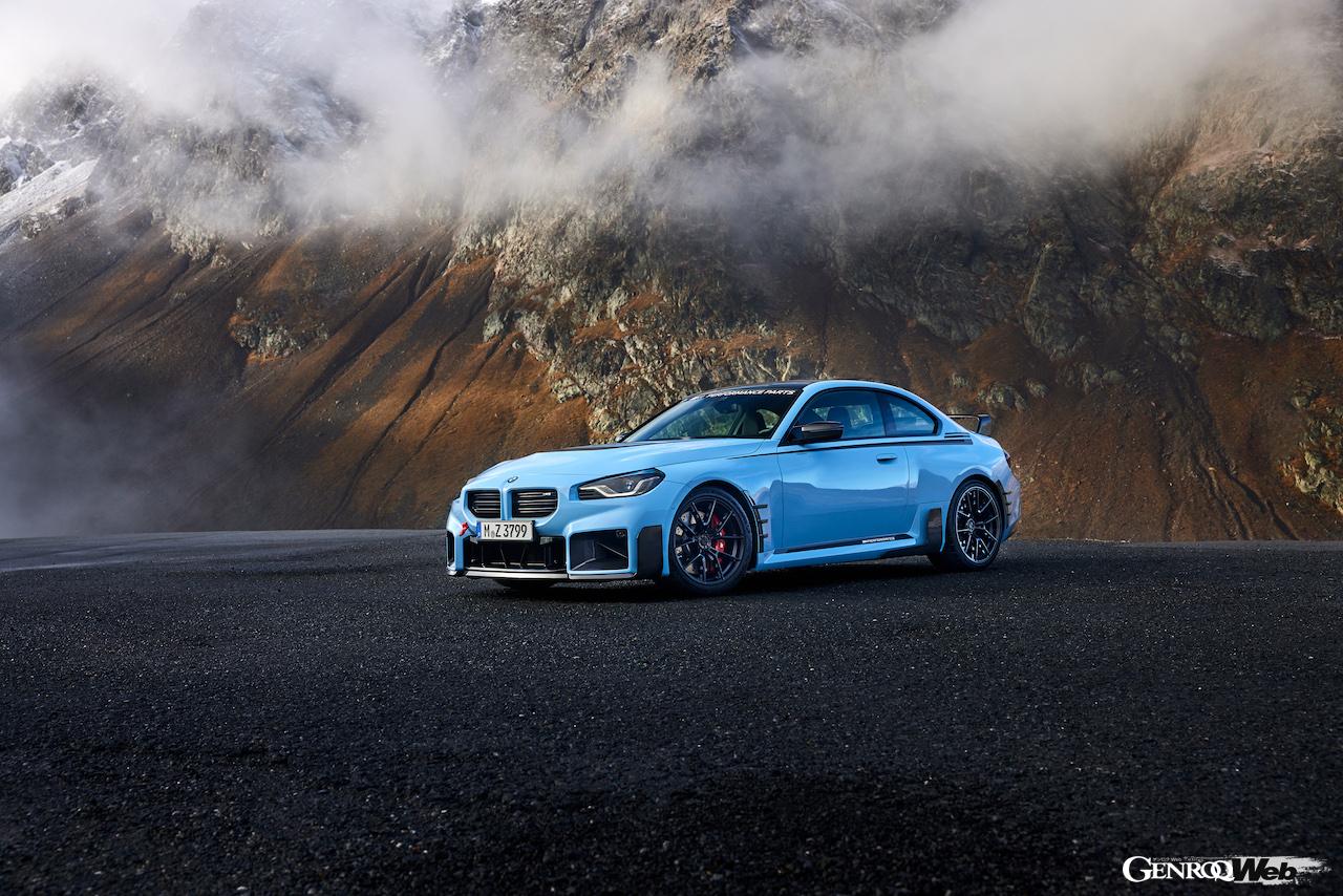 BMW M2に装着された「BMW M パフォーマンスパーツ」のセンターロック・ホイール。