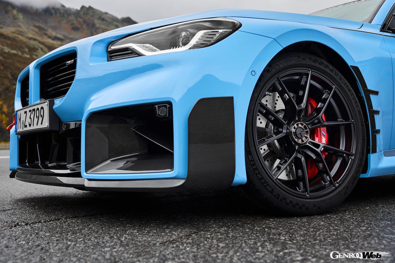 BMW M2に装着された「BMW M パフォーマンスパーツ」のセンターロック・ホイール。