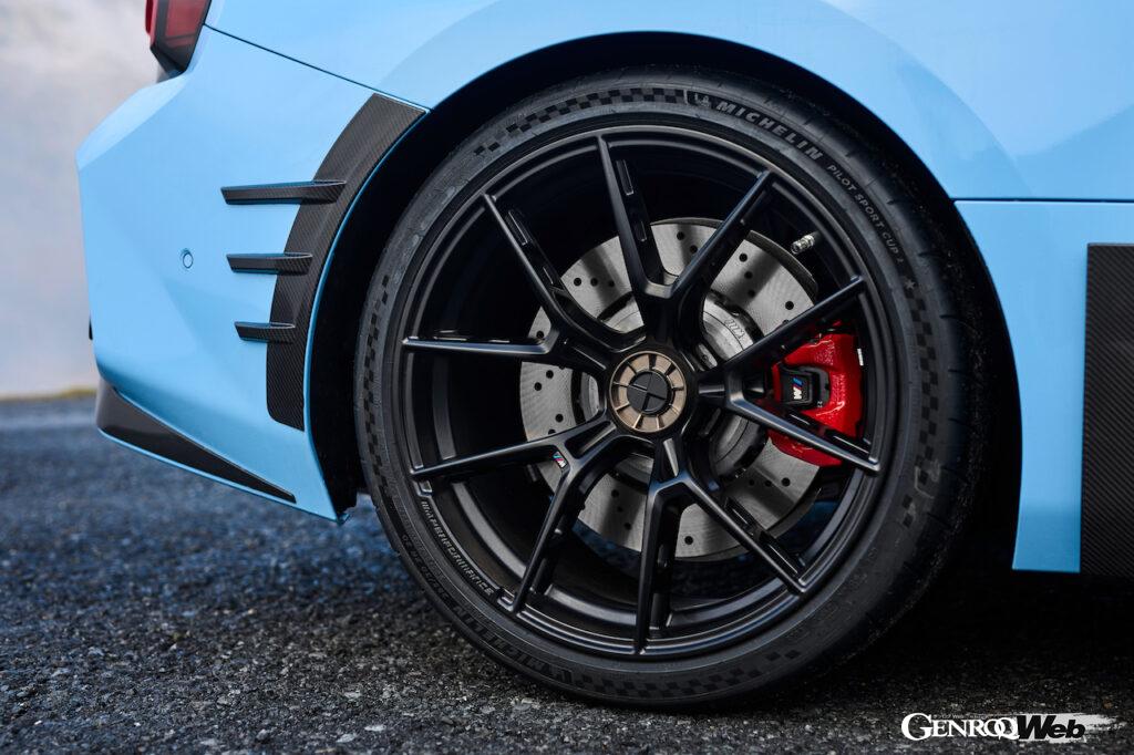 BMW M2に装着された「BMW M パフォーマンスパーツ」のセンターロック・ホイール。