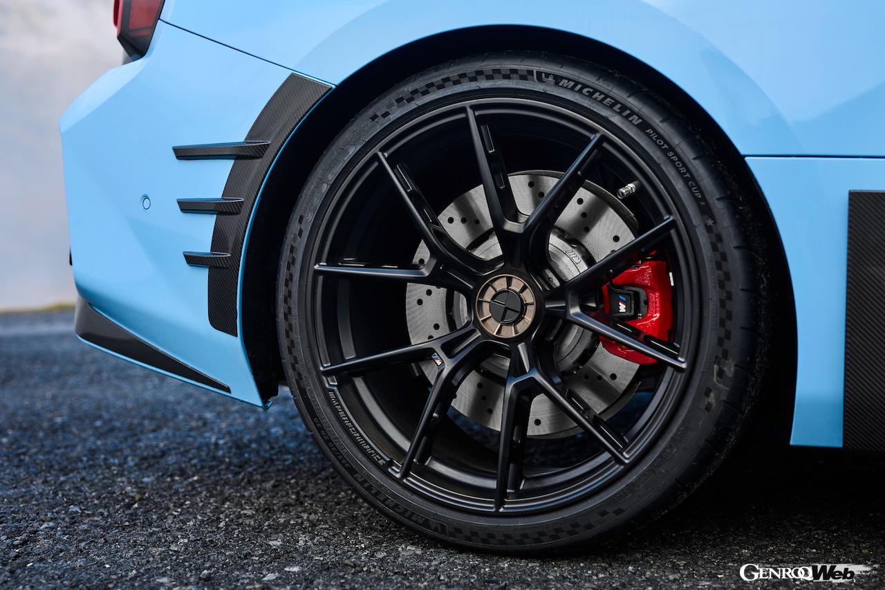 BMW M2に装着された「BMW M パフォーマンスパーツ」のセンターロック・ホイール。