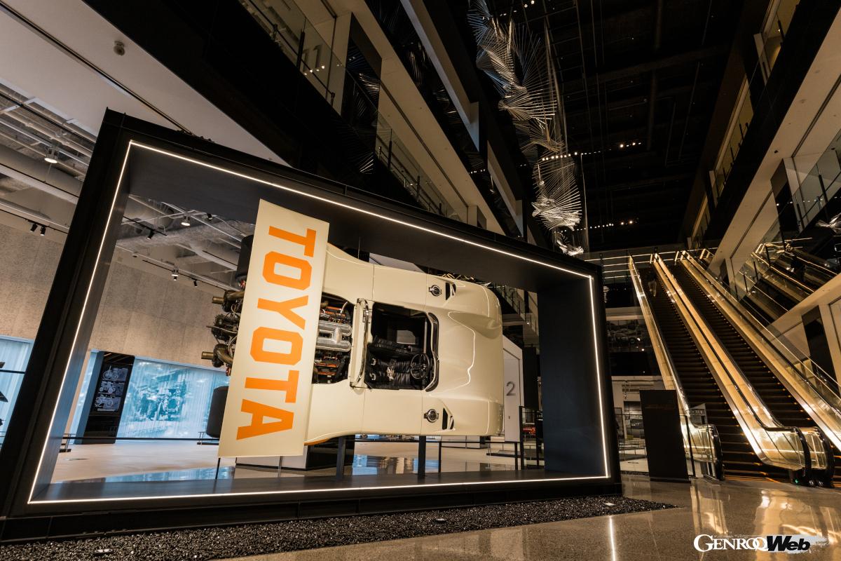 ホテル内に併設される「富士モータースポーツミュージアム」をガイド付きで見学できる。