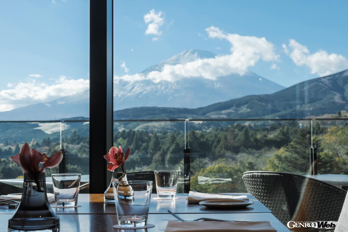 体験走行をこなしたあとはホテルでの特別なランチ。レストランは富士スピードウェイホテルの「トロフェオ」だ。