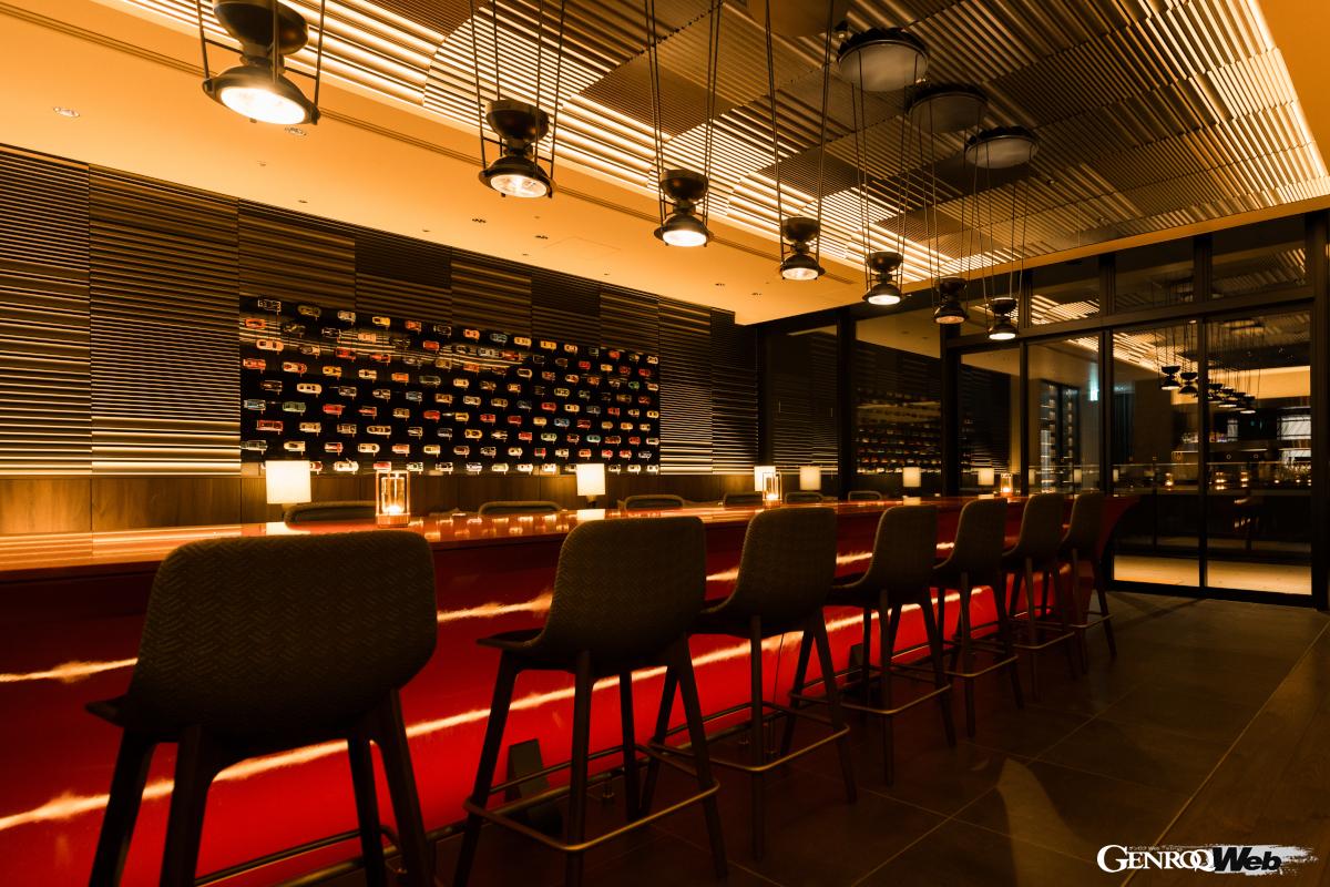 「バー4563」でオリジナルカクテル「VIGALE」を楽しむことも可能。ARTA MECHANICSのJAPAN MADEからのインスパイアされた赤が印象的だ。