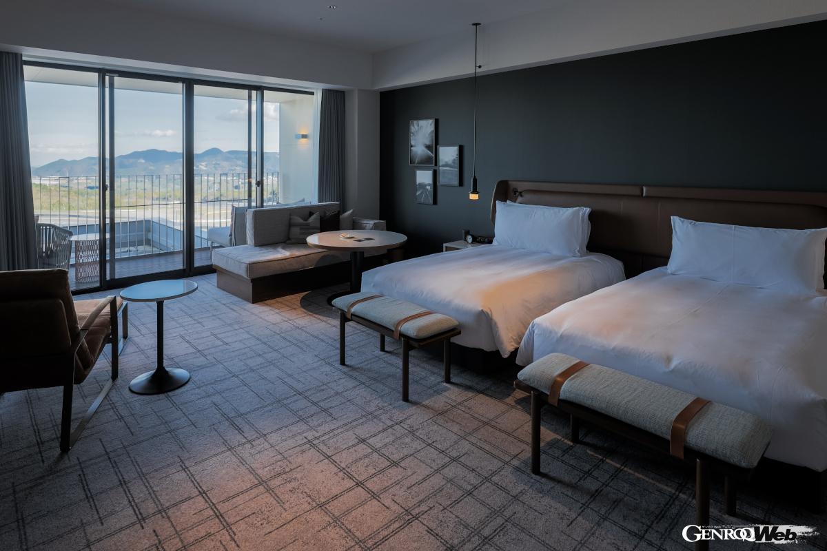 客室からはサーキットを見下ろす眺望を楽しめる。