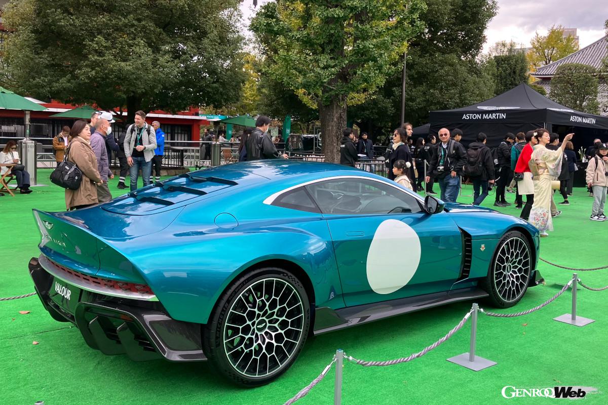 逆スラントのノーズ、ルーバーの付いたリヤウインドウ、テールスポイラーなどが1970年代のV8ヴァンテージを感じさせる「ヴァラー」。グリーンメタリックのボディにメタリックレッドのフロントグリル、サイドのゼッケンサークルと、往年のDB3Sを彷彿とさせるカラーリングで現れた。