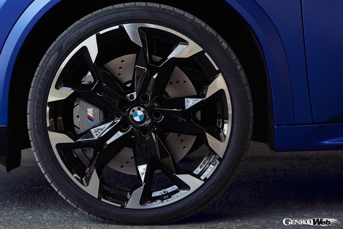 ホイールの写真はX2が35i xDrive、Q2が限定車Black Style PLUSのもの。