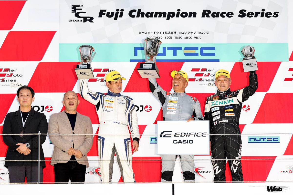 表彰台に上がったのは2位の鈴木利男、優勝の福山英朗、3位の片山右京だ。