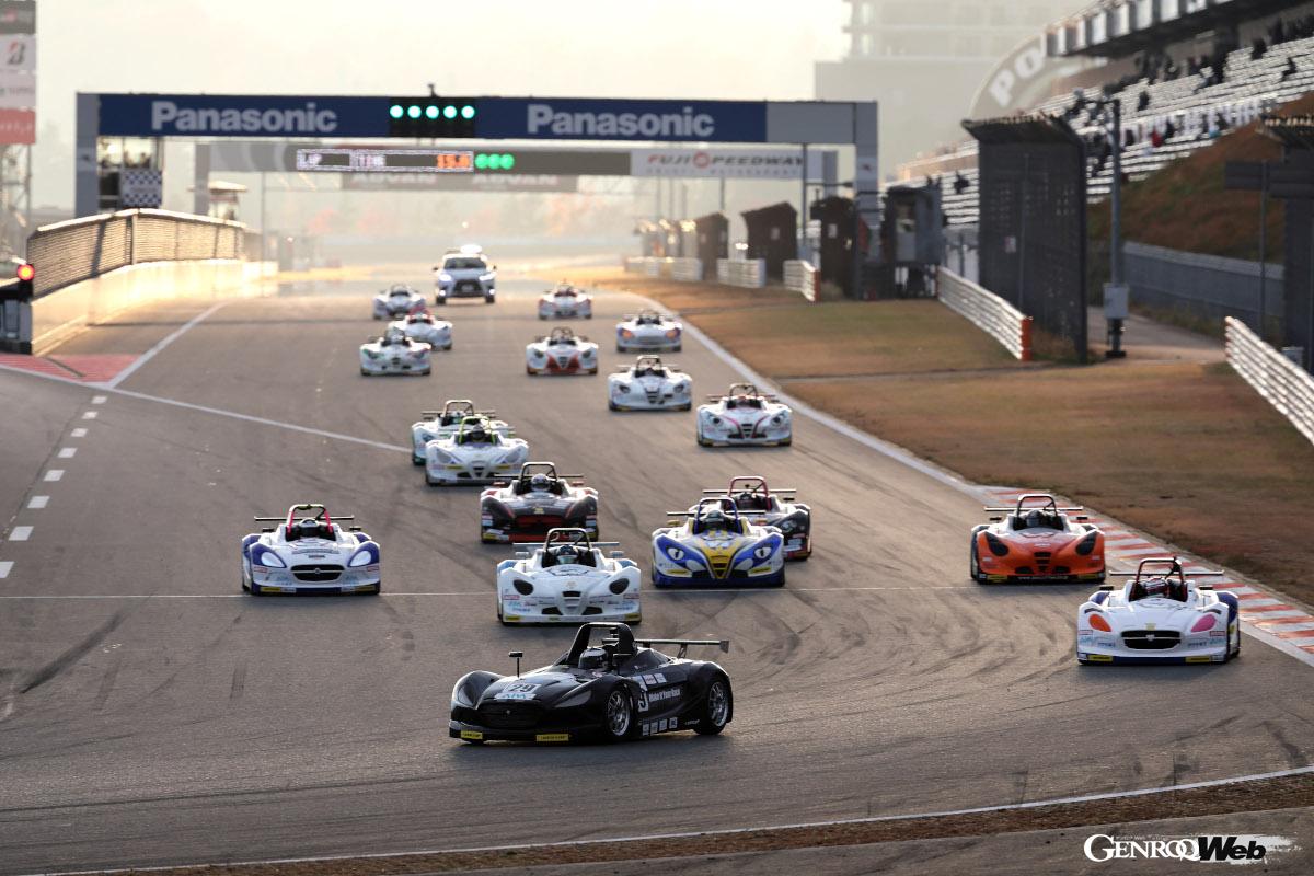 日没の早い時期には、15時開始のレースはちょうど夕日が眩しい時間帯となる。