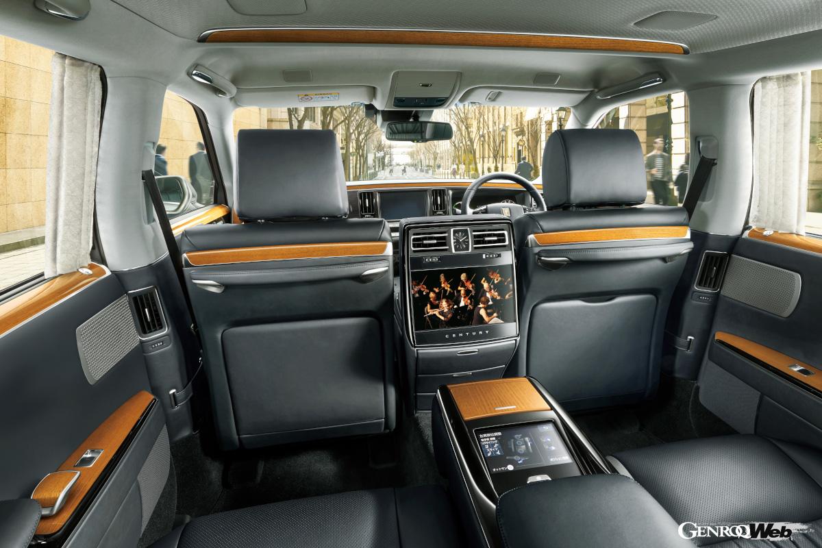 LMとセンチュリーはSUVタイプには4シーターしか設定がない。セダンタイプは5名となっている。