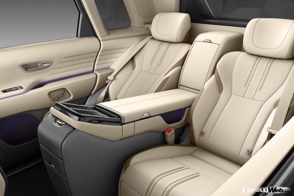 LMとセンチュリーはSUVタイプには4シーターしか設定がない。セダンタイプは5名となっている。