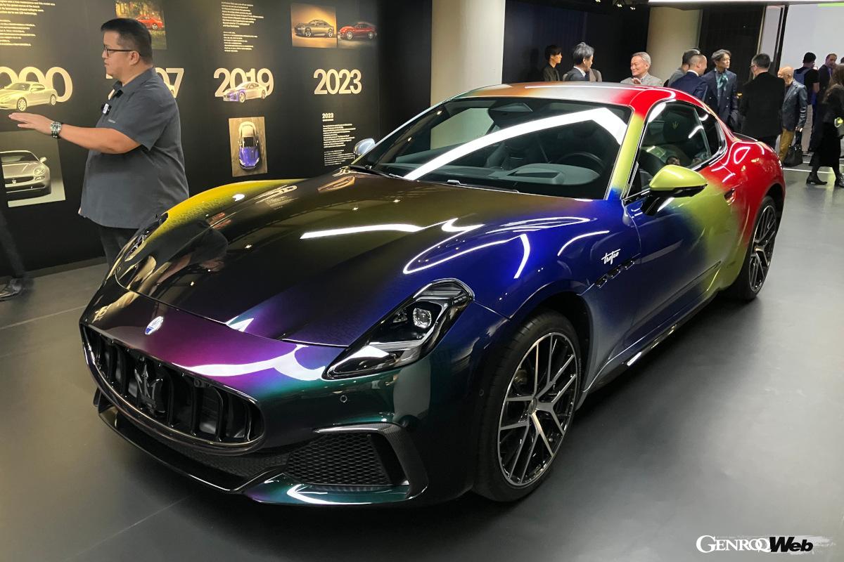 こちらは「ミラノデザインウィーク2023」でワールドプレミアされた「ワンオフ・プリズマ」。過去の塗色を含めた全14色で表現。