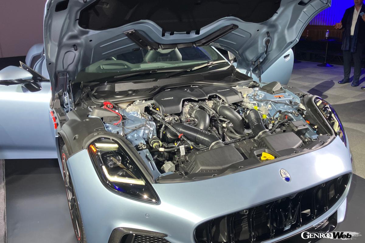 エンジンは両グレードともマセラティが開発した3.0リッターV6ツインターボを搭載。