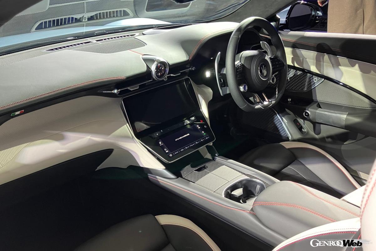 プリマセリエ 75th アニバーサリー ローンチエディションのインテリア。中央の時計はデジタルで、Gメーターなどにも切り替え可能。