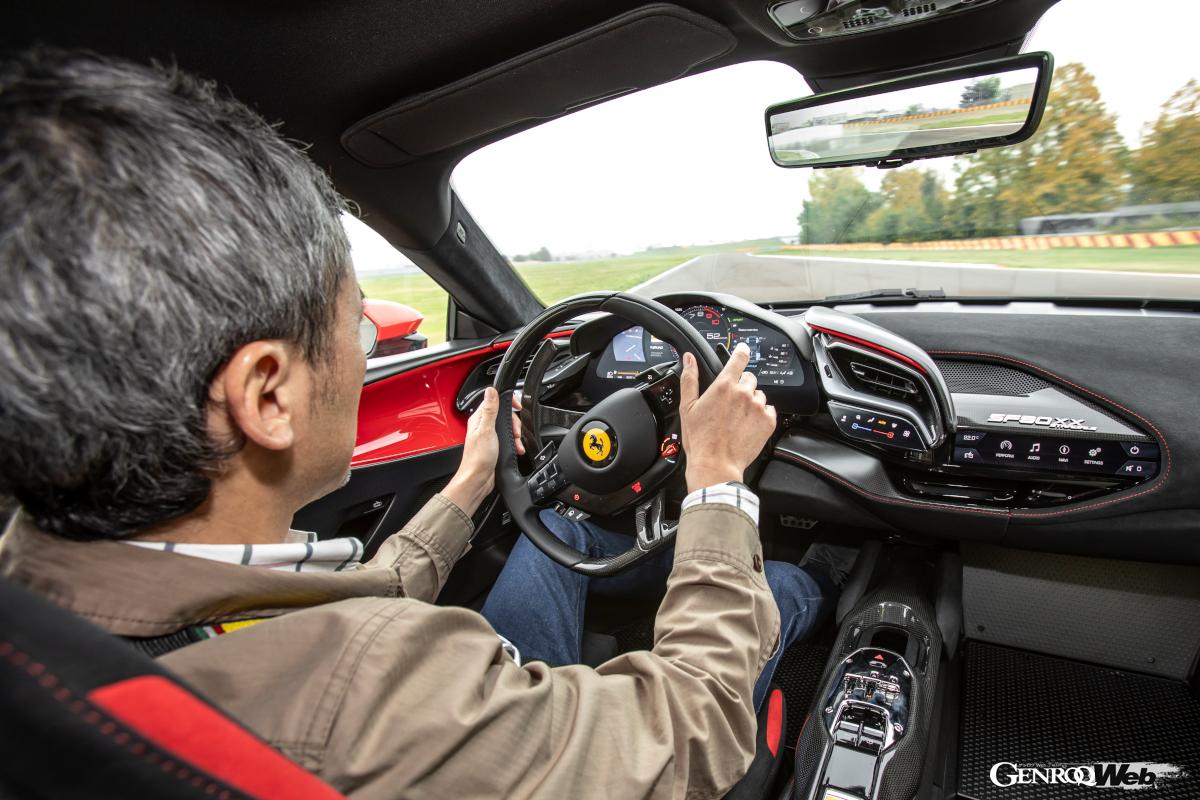 SF90の30PSアップとなる最高出力1030PSや、公道モデルとしてはF50以来の固定式大型リヤウイングといった斬新な空力ソリューションの採用などトピックが多いSF90 XX。