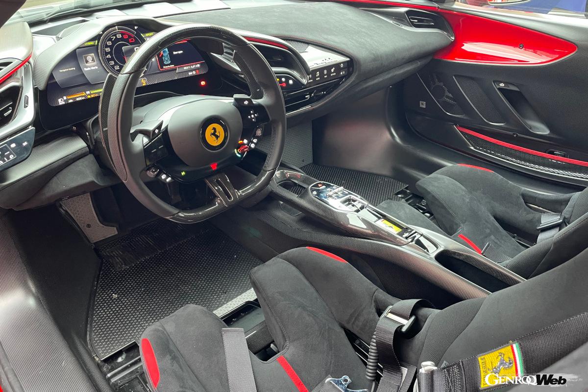 レーシングカーからインスピレーションを得たというコクピット。ダッシュボード上部はアルカンターラで、下部は高機能ファブリックを中心に採用している。