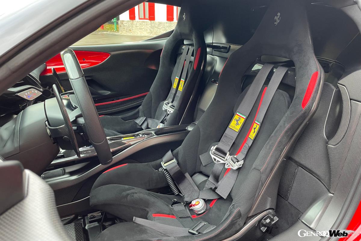 レーシングカーからインスピレーションを得たというコクピット。ダッシュボード上部はアルカンターラで、下部は高機能ファブリックを中心に採用している。