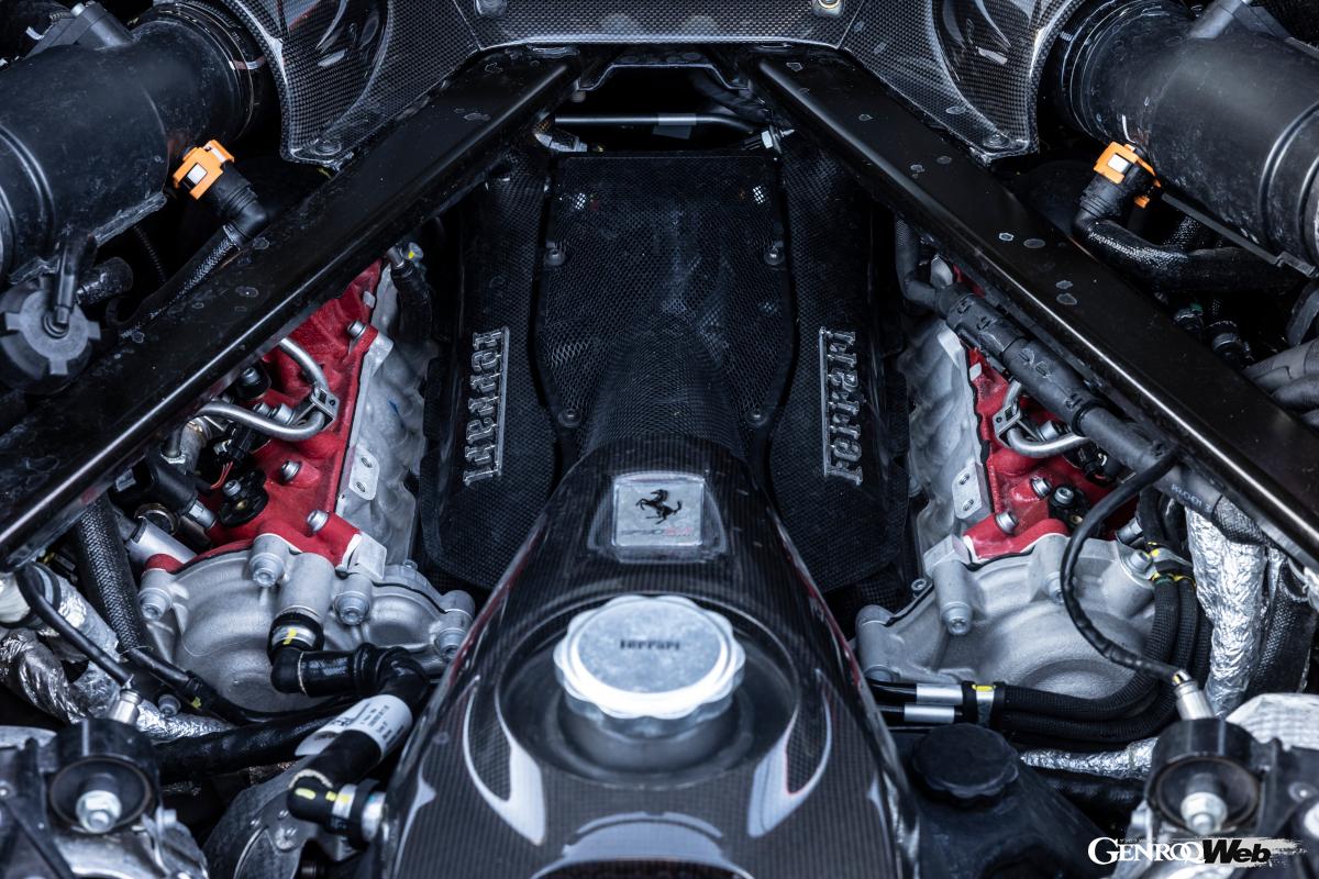 単体で最高出力797PSを誇るF154FB型4.0リッターV8ツインターボエンジン。燃焼室の特殊な機械加工と新型ピストンにより圧縮比が引き上げられた。