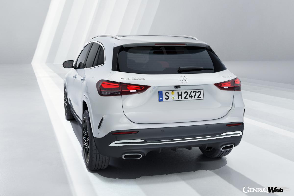 X2は全長が長く、全高が低いが、ホイールベースはGLAが40mm長い。居住性はGLAがやや優位と言えそうだ。