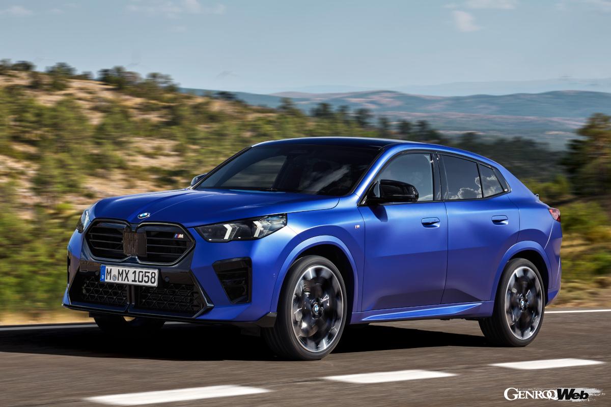 X2は全長が長く、全高が低いが、ホイールベースはGLAが40mm長い。居住性はGLAがやや優位と言えそうだ。