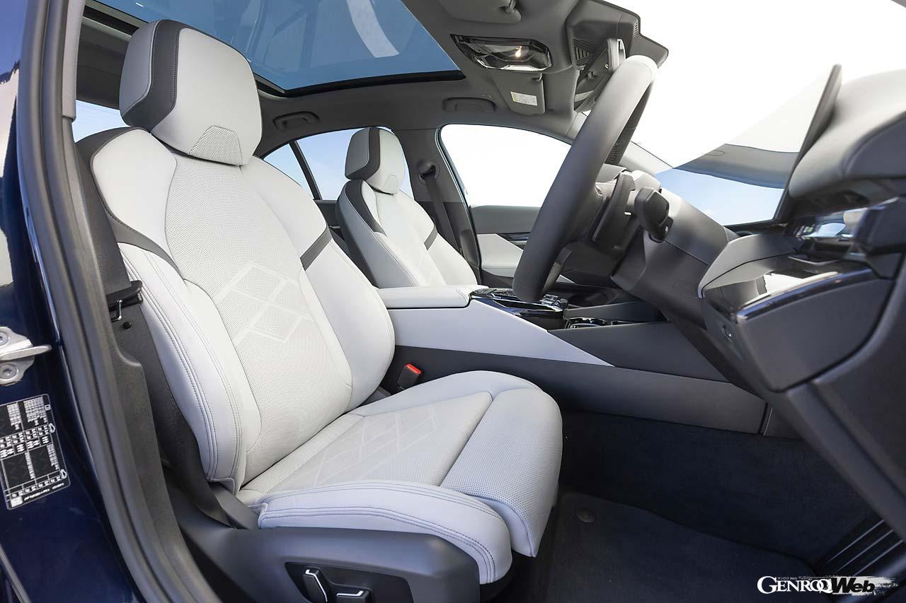 523iはMスポーツではない「エクスクルーシブ」という豪華仕様。新型は「ヴェガンザ」というヴィーガンレザー・トリムが標準だが、試乗車はオプションのメリノレザー・パッケージを装着。