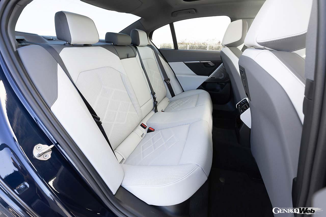 523iはMスポーツではない「エクスクルーシブ」という豪華仕様。新型は「ヴェガンザ」というヴィーガンレザー・トリムが標準だが、試乗車はオプションのメリノレザー・パッケージを装着。