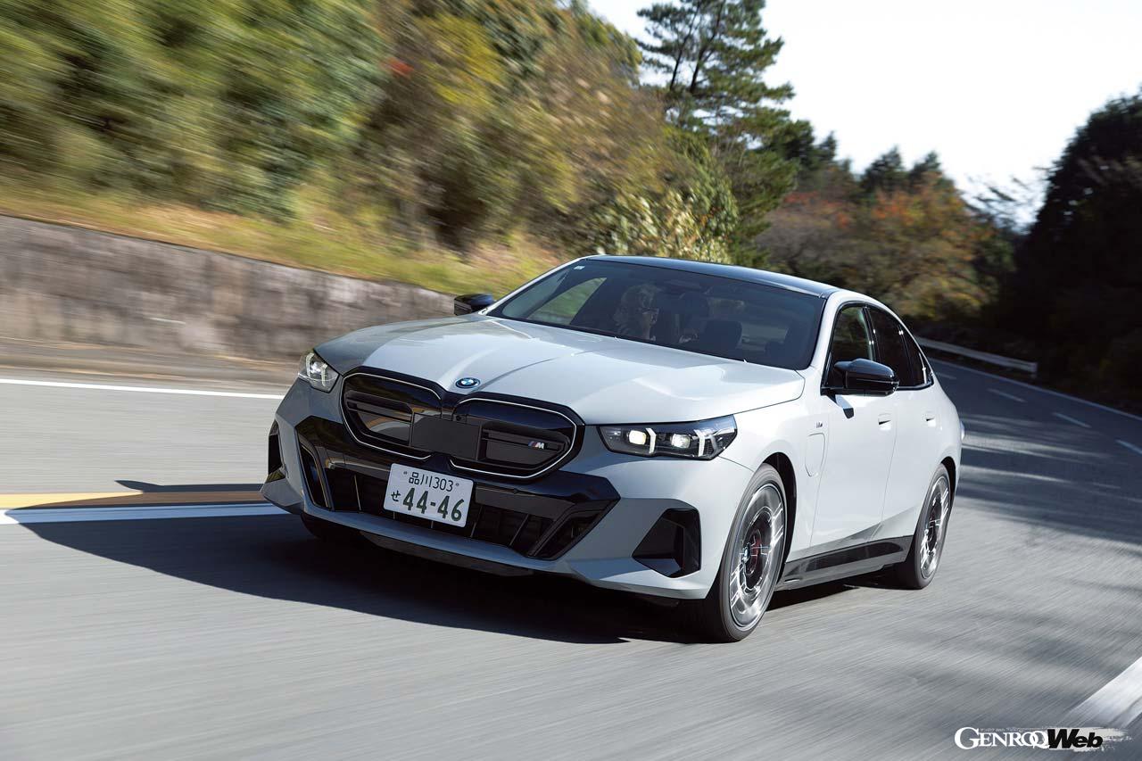 ツインモーターEVの破壊力に後輪までを操舵するアクティブステアリング、ロールを抑制するアクティブスタビライザーなど、“全部乗せ”のi5 M60は5シリーズの常識を覆すパフォーマンスを披露する。