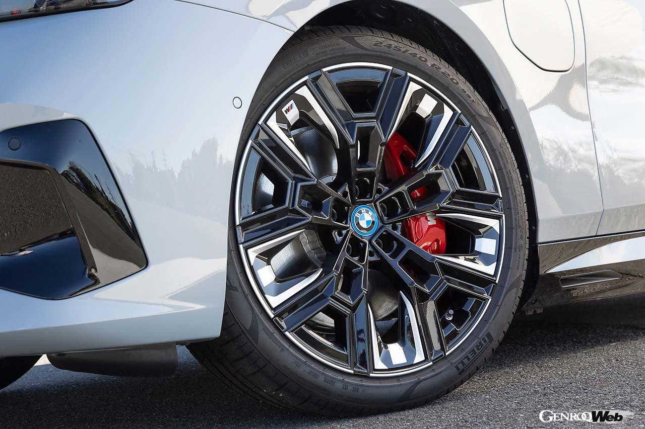 タイヤ＆ホイールはi5 M60が20インチ、523iは通常18インチだが、試乗車はプラス・パッケージを装着し19インチにアップグレード。タイヤは両車ピレリPゼロだった。