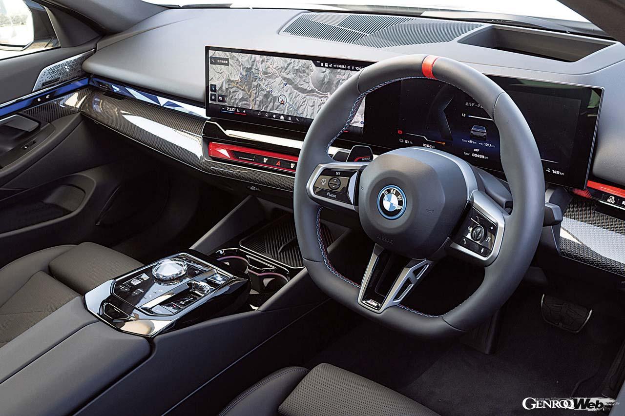 こちらはi5 M60。走行モードに応じてライティングを変化させる「インタラクション・バー」は、「スポーツ」を選ぶとブルーとレッドのMカラーに。ディスプレイは12.3インチ＋14.9インチ。