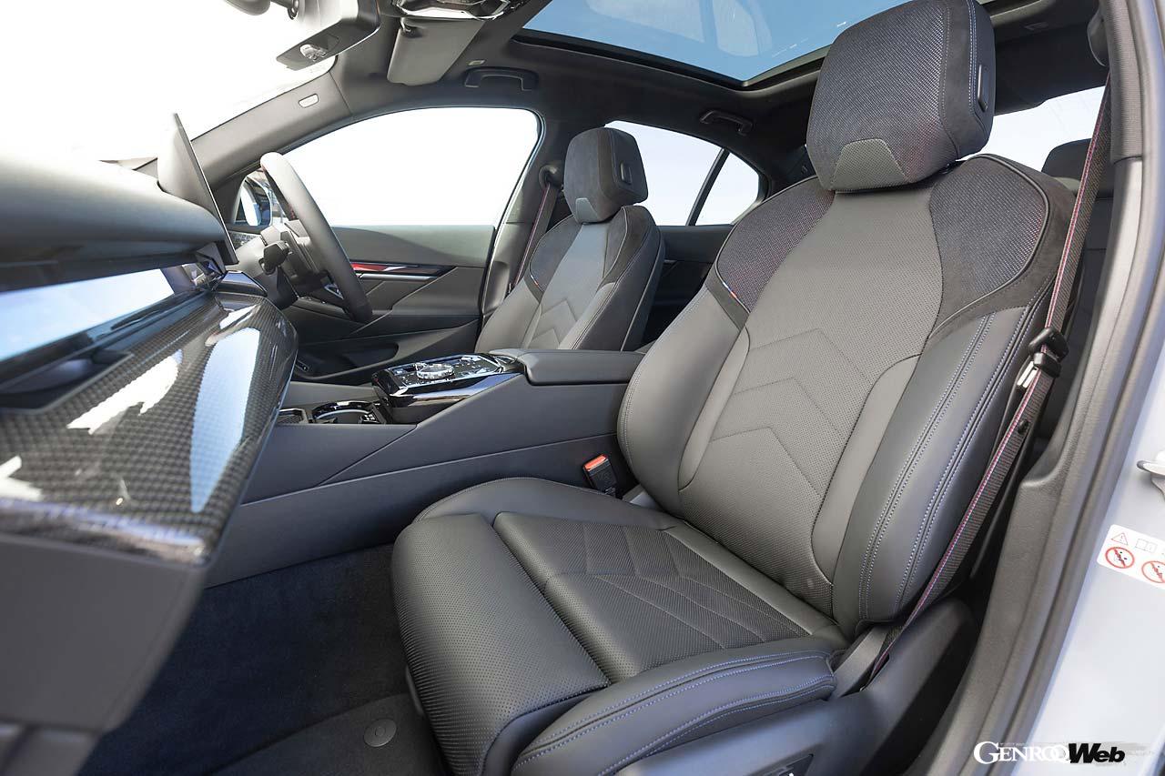 Mスポーツ仕様はシート表皮がアルカンターラ＋ヴェガンザのコンビネーションに。パノラマ・ガラス・サンルーフはバワーズ＆ウィルキンス製オーディオなどとのセットオプション。