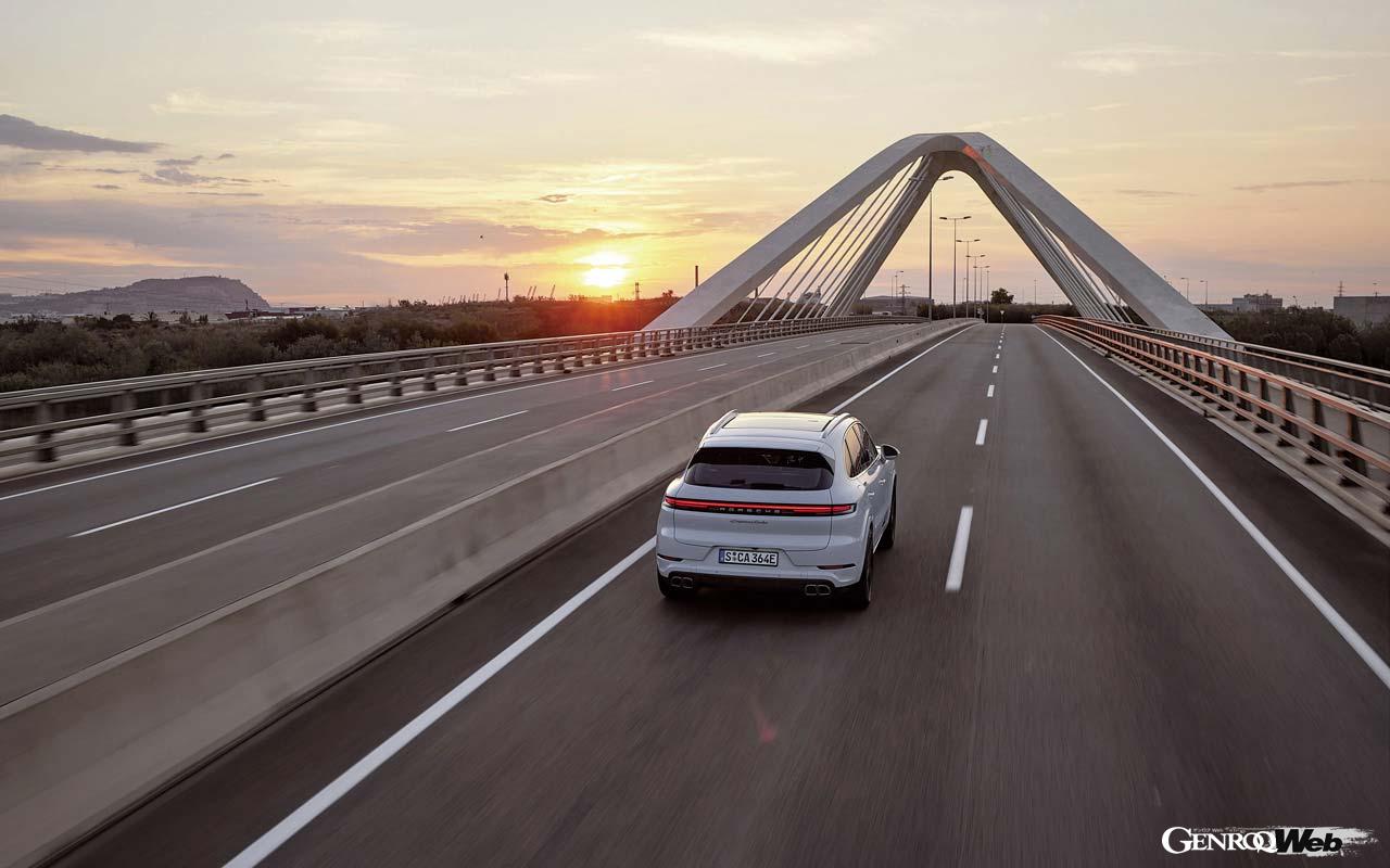 GTパッケージとは異なり、マフラーは左右4本出しとなる。パワートレインはクーペのGTパッケージと同じだ。