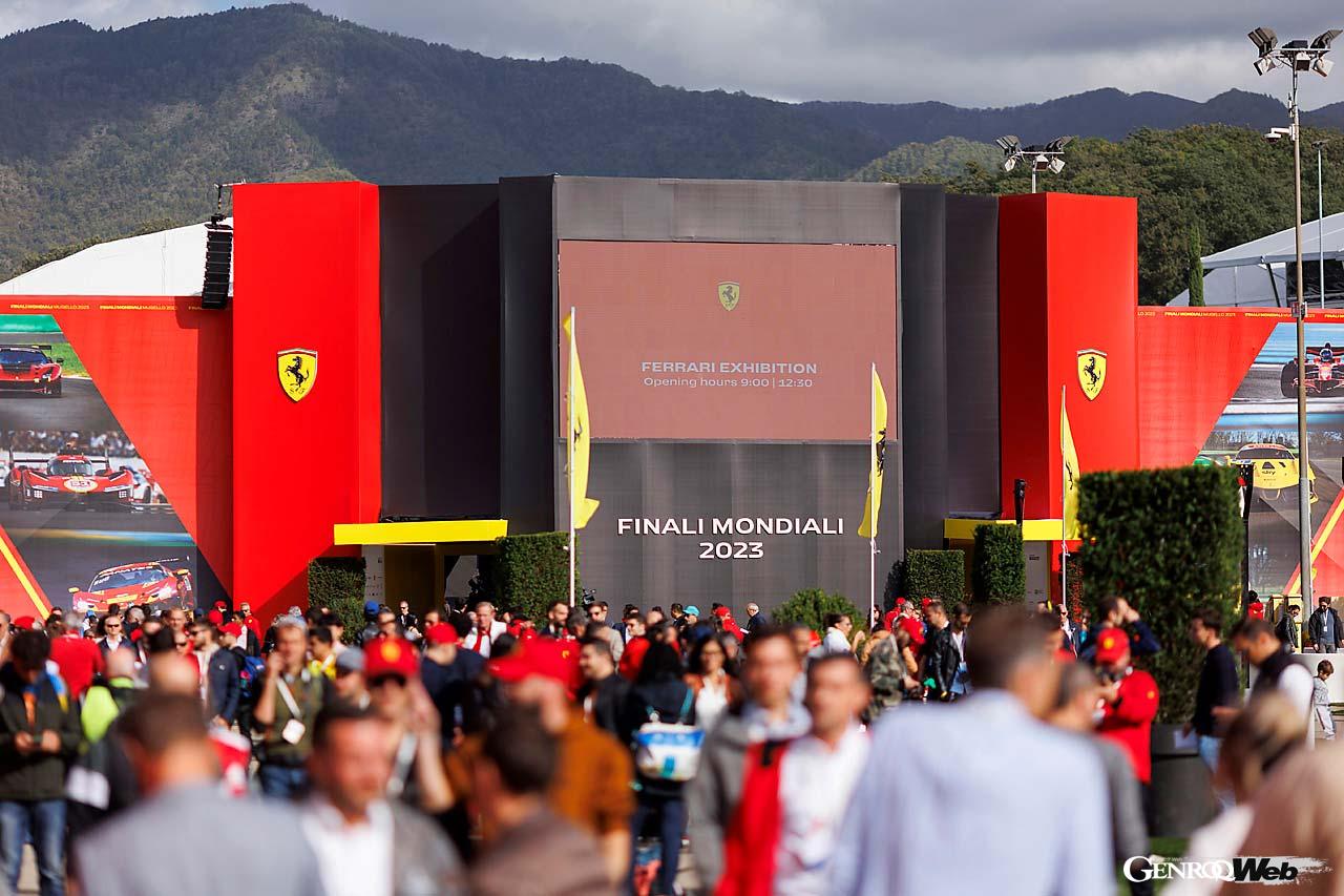 多くの一般客でごった返すパドック中央の広場。正面に見える建物は仮設ながら、巨大な体育館ほどもあり、その中にはF1など様々なマシンがあった。