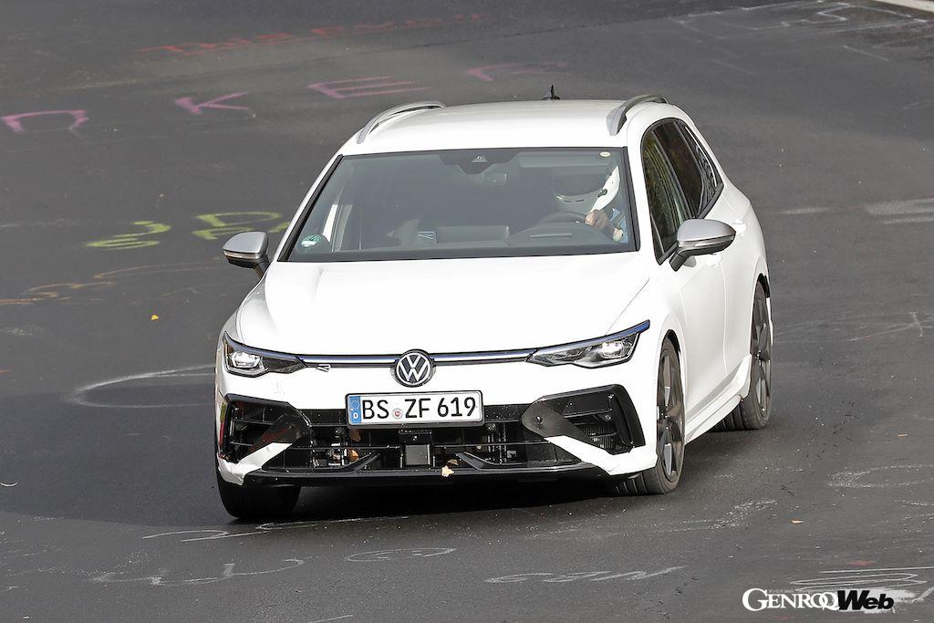 フロントは以前に紹介したハッチバックと同じリファインが行われているようだ。