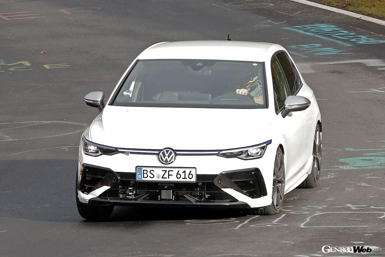 フロント周りは、シンプルでよりシャープな印象を受ける。