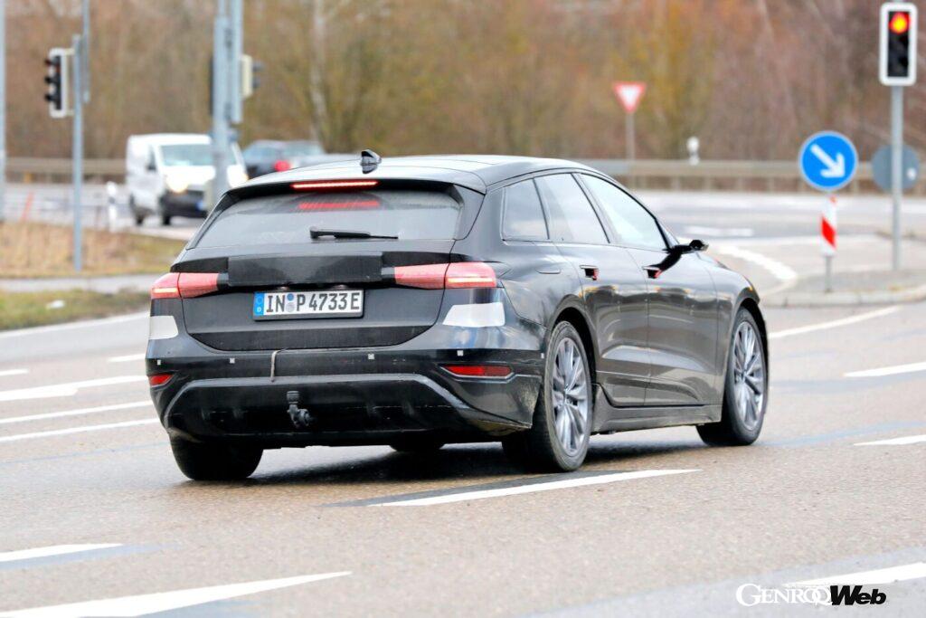 インテリアの様子を捉えることはできなかったが、「Q6 e-tron」と同様の3スクリーンがフロントに採用される可能性がある。