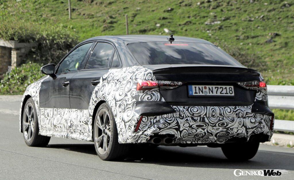 リヤは、リフレクターとバンパーコーナーが変更を受ける模様だ。