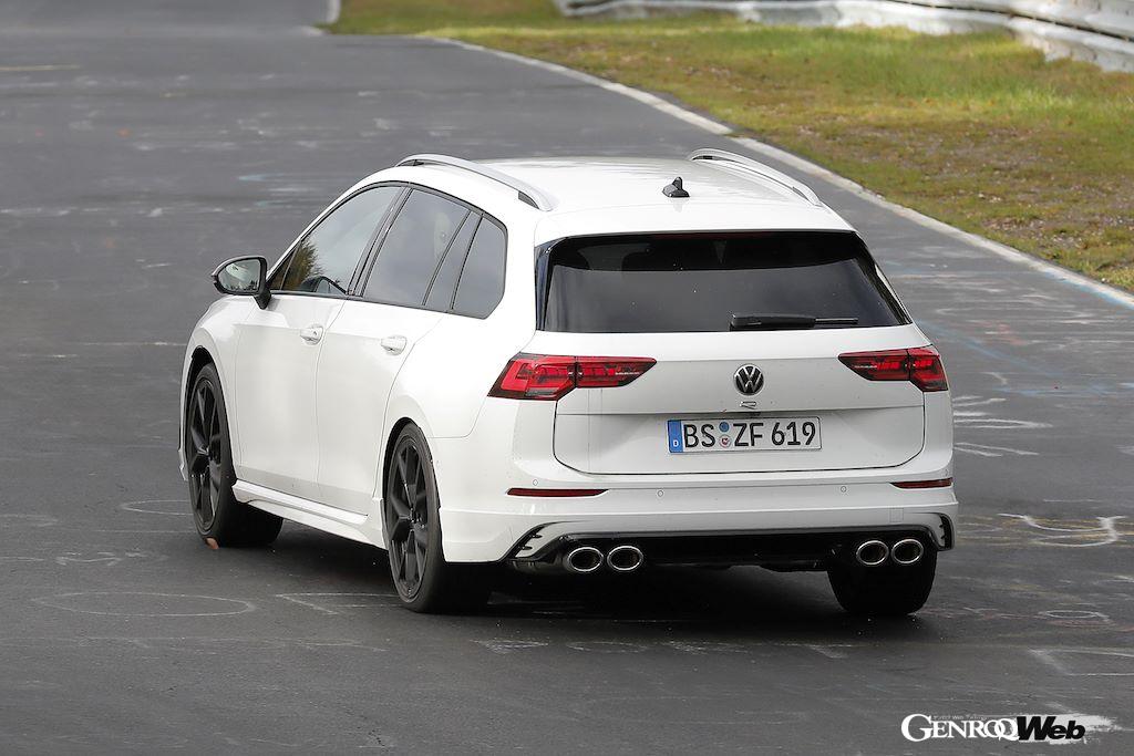 リヤはテールライトのグラフィックとバンパーのデザインが変わる模様。