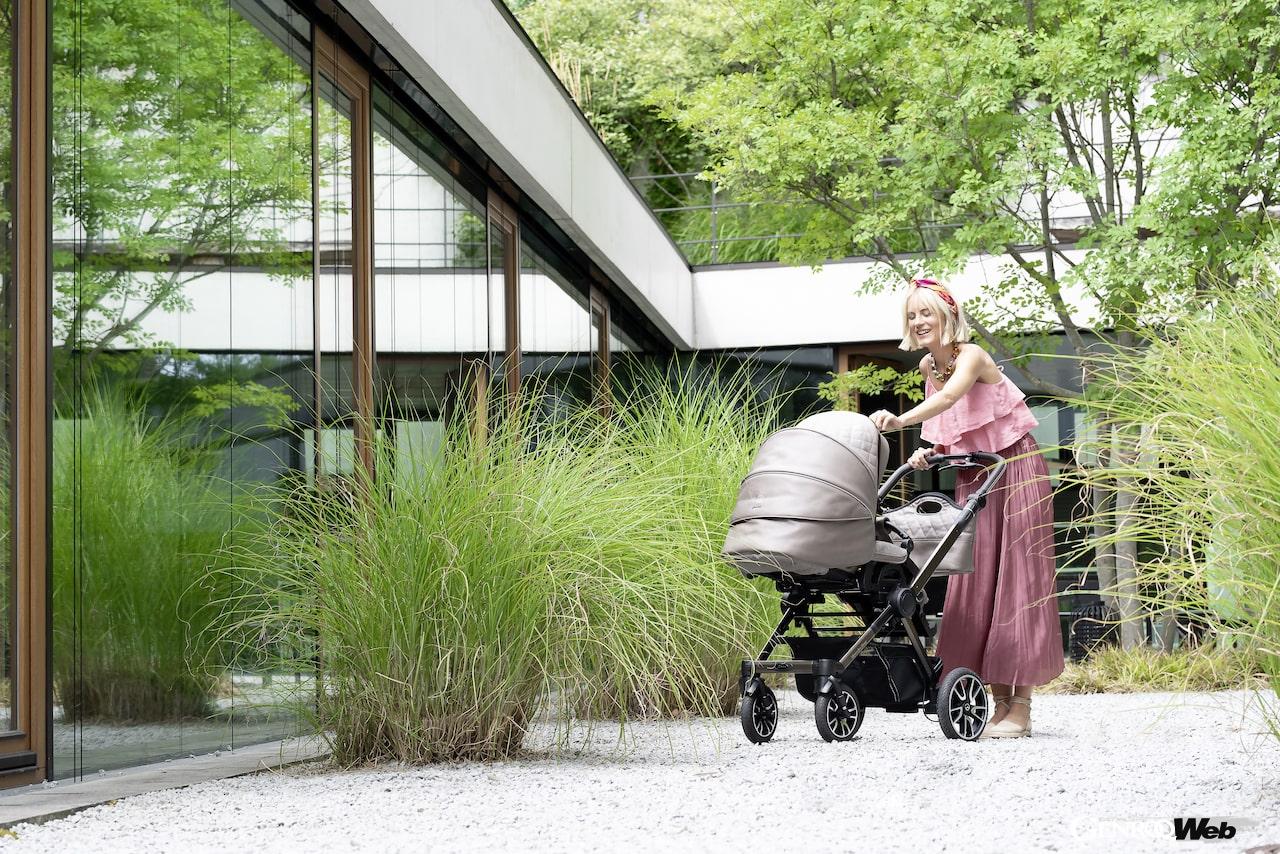 メルセデス・ベンツとハータンが共同開発したベビーカー「パフォーマンス GTS & GTX」。