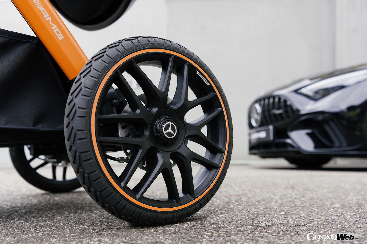 メルセデス・ベンツとハータンが共同開発したベビーカー「AMG GT」。